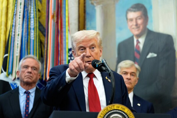 Trump Proposes $10,000 Bonus for Air Traffic Controllers Who Worked During Shutdown